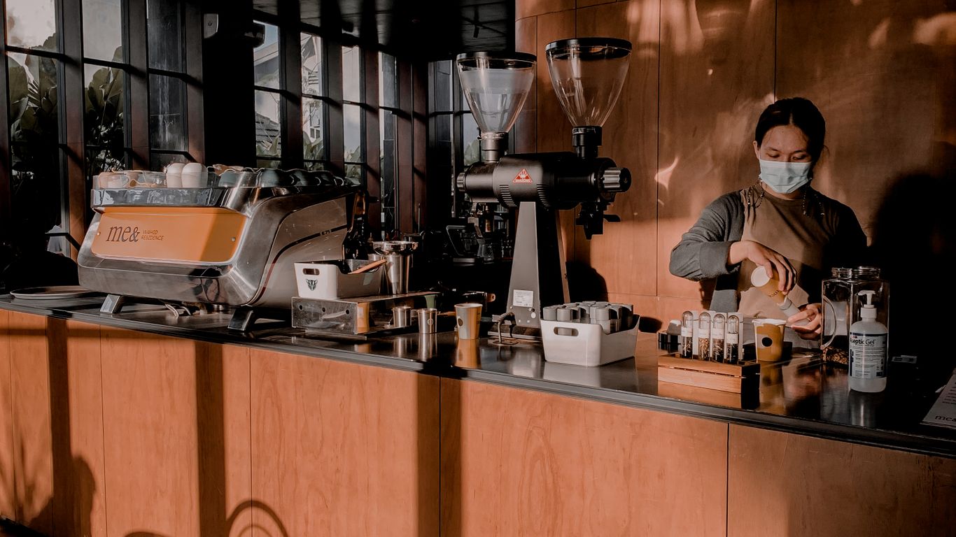 Quầy tính tiền và pha chế của quán cafe
