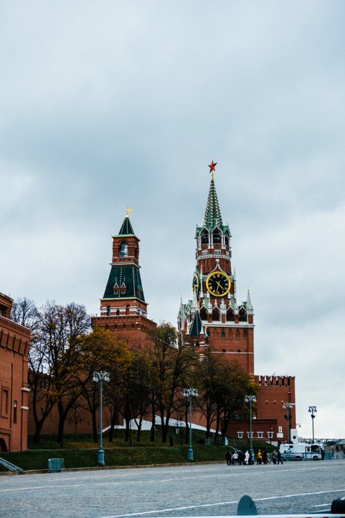Free View of the iconic Spasskaya Tower and Kremlin in Moscow, Russia, during a cloudy autumn day. Stock Photo