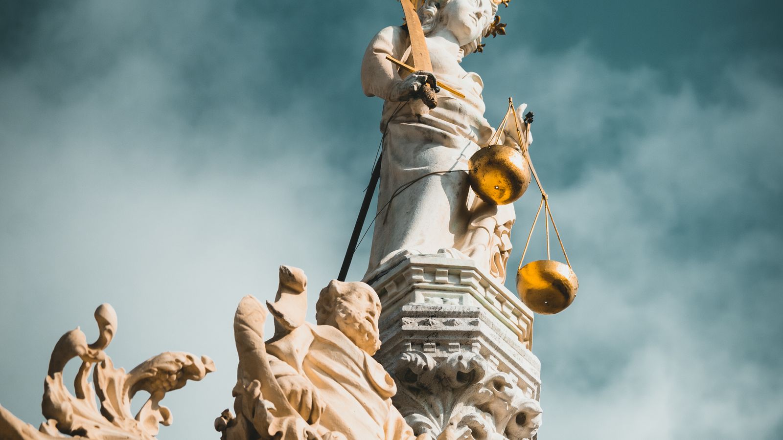 SE IL DANNO DERIVA DA UN REATO, QUANDO SI PRESCRIVE IL RISARCIMENTO? LE SEZIONI UNITE CHIARISCONO LE REGOLE