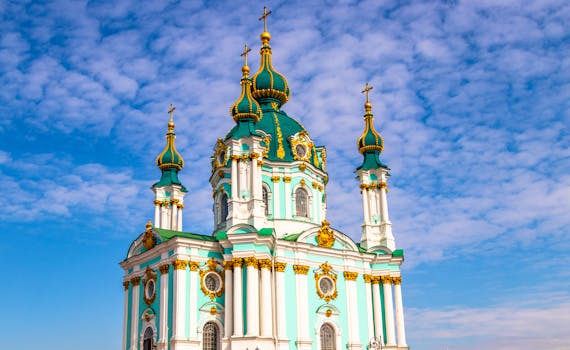 基辅圣安德鲁教堂在蓝天下呈现出令人惊叹的景色