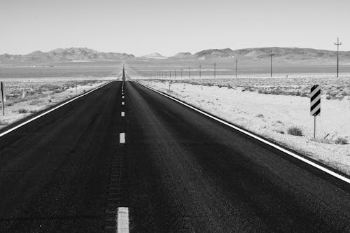 Grijswaardenfoto Van Road On Desert