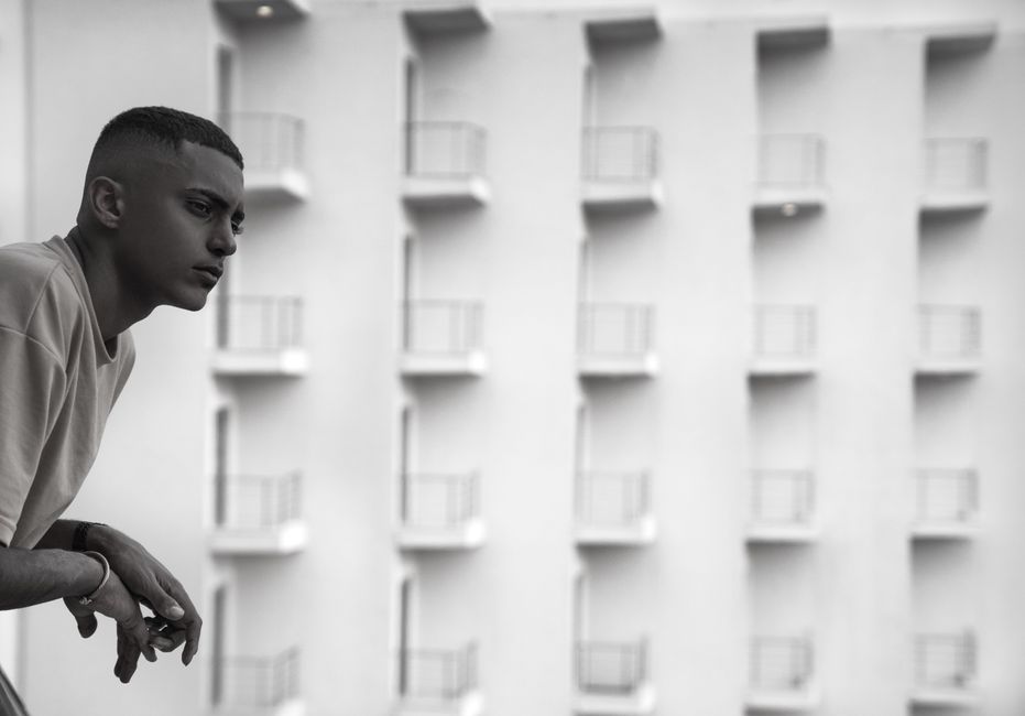 Person looking thoughtfully over a Barcelona balcony - English therapist Barcelona Person looking thoughtfully over a Barcelona balcony - English therapist Barcelona