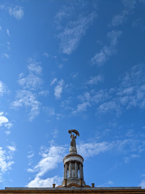 Бесплатное стоковое фото с голубое небо, памятник, снимок снизу