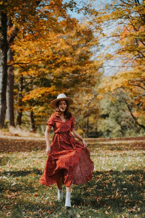 Základová fotografie zdarma na téma běhání, bílý klobouk, dlouhé vlasy