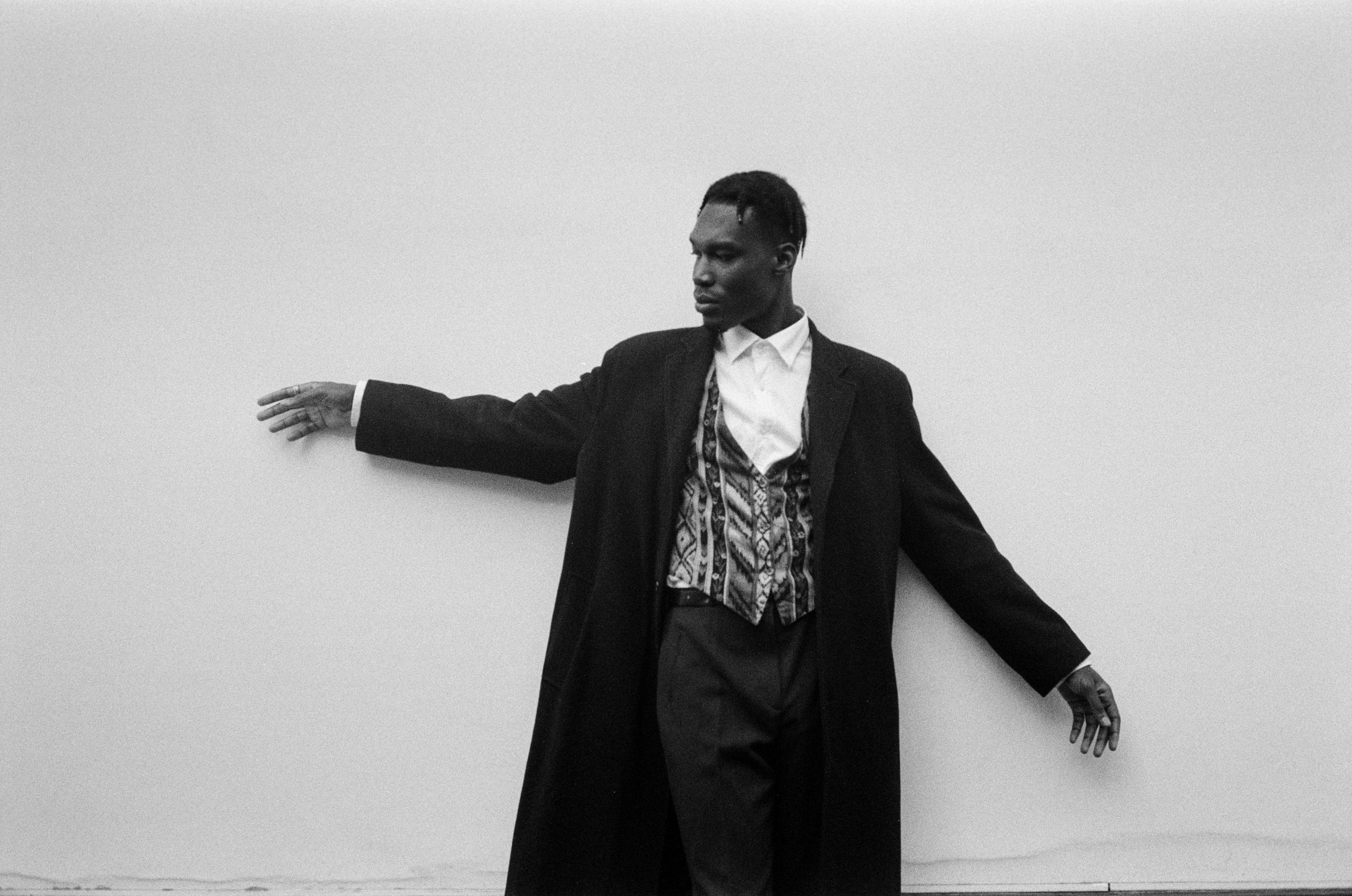 Kostenlos Ein Mann In Einem Mantel Steht In Der Nähe Einer Wand Stock-Foto