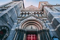 爱尔兰都柏林那座历史悠久的哥特式大教堂，从低角度望去，其立面景观令人惊叹