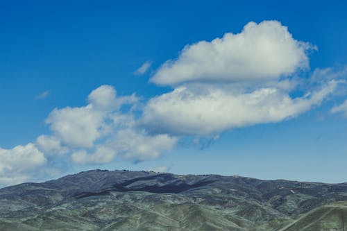 Bergen Onder Blauwe Hemel En Wolken