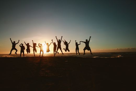 Fröhliche Reisegruppe am Strand