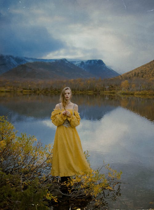 Gratis lagerfoto af bjerg, blondine, gul kjole