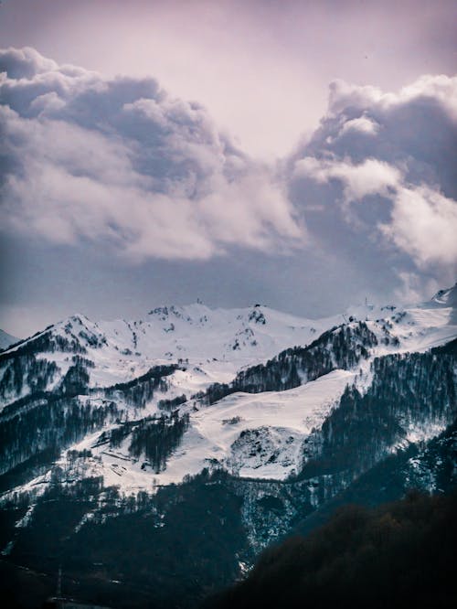 Fotografia Da Montanha Coberta De Neve Sob O Céu Nublado