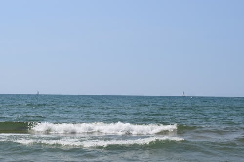 Gratis stockfoto met blauwe lucht, brekende golven, golven