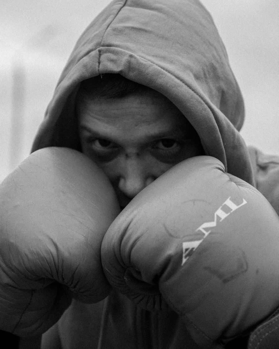Boxeador con guantes mirando a camara