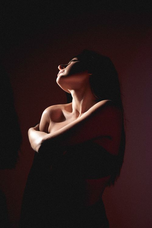 Free Moody low light portrait of a woman, showcasing elegant beauty and shadows. Stock Photo