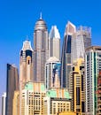 晴朗蓝天下，迪拜迷人的摩天大楼构成的城市景观