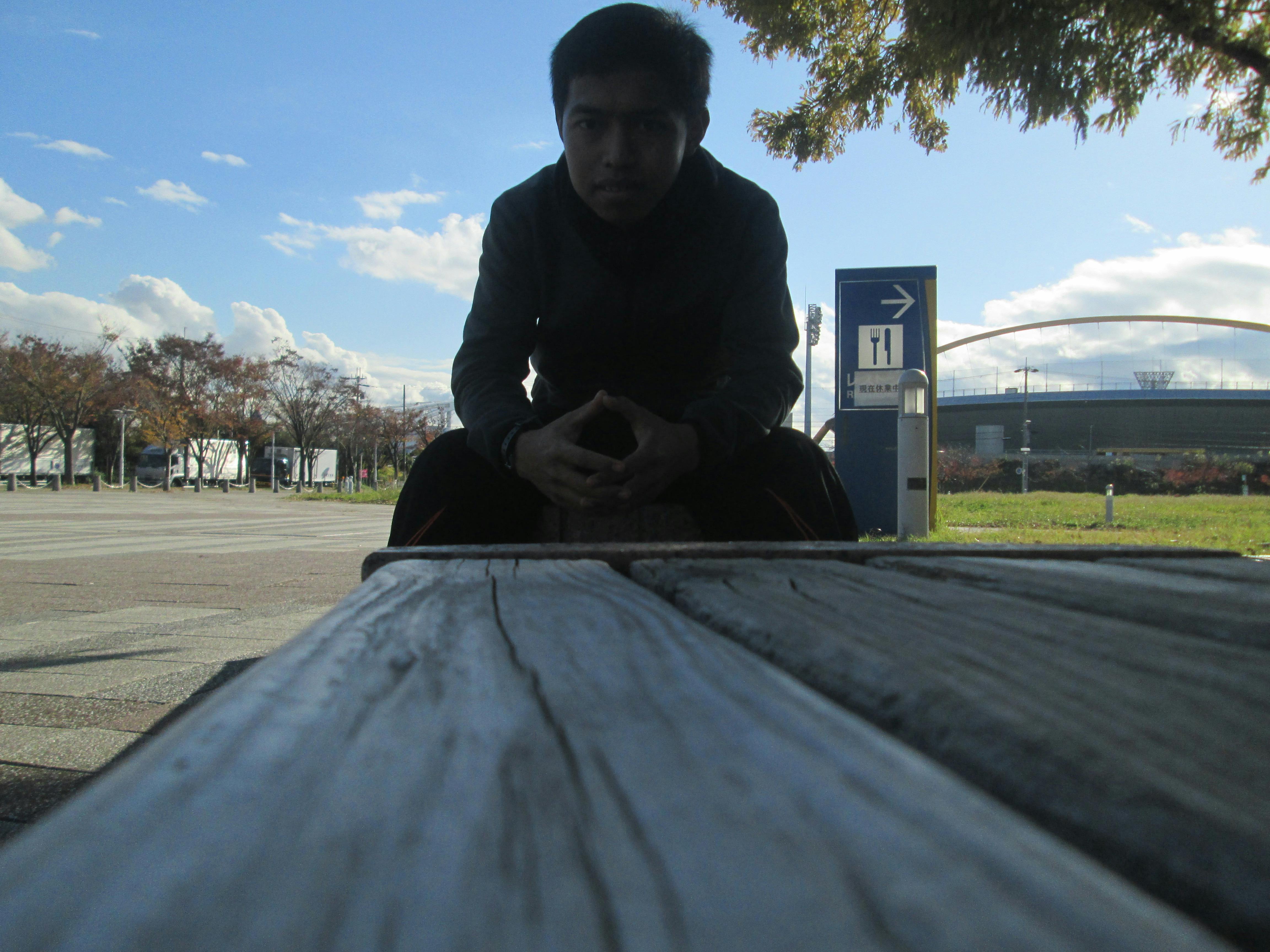 Crianças brincando ao ar livre, possivelmente um jogo tradicional africano