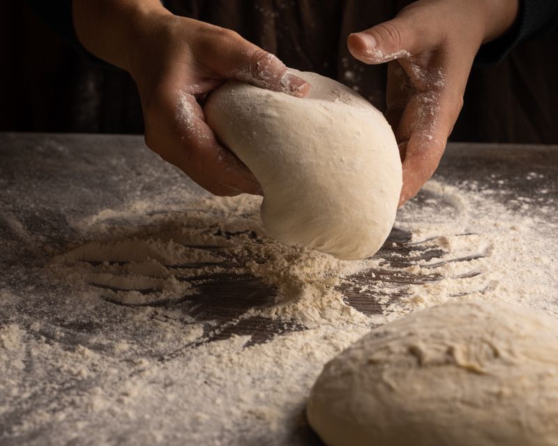 Pâte farinée entre les mains