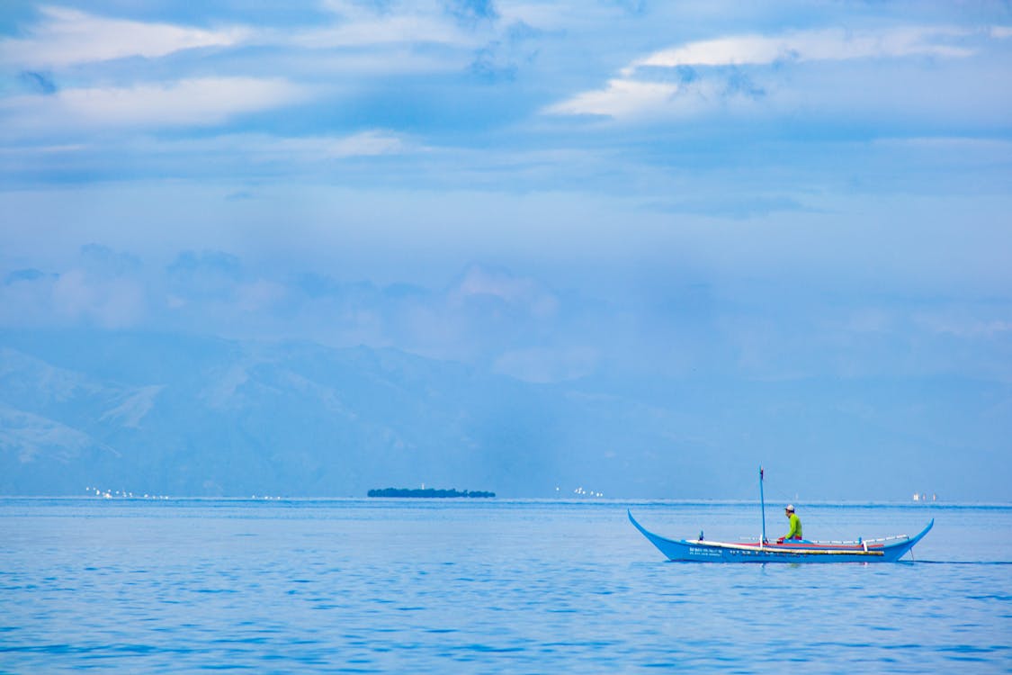 Darmowe zdjęcie z galerii z błękitne niebo, drewniana łódź, jeżdżenie
