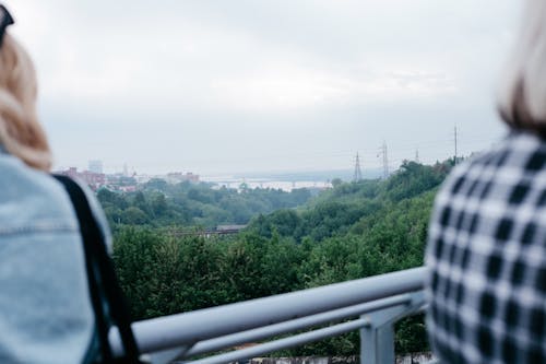 Бесплатное стоковое фото с Балкон, деревья, металлические перила