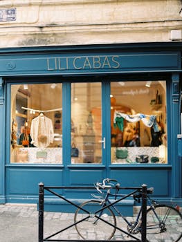 Outdoor scene of a boutique named Lili Cabas with a parked bicycle. Stylish window display.