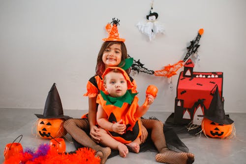Gratis lagerfoto af baby, græskar kurv, halloween kostume