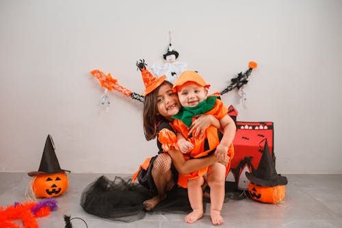Gratis arkivbilde med baby, gresskar kurv, halloween kostyme