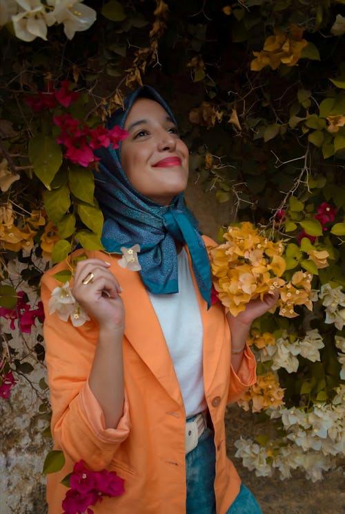 grátis Foto profissional grátis de buganvílias, hijab, muçulmano Foto profissional