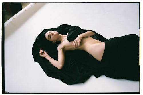 Free Δωρεάν στοκ φωτογραφιών με γυναίκα, κουβέρτα, λευκό πάτωμα Stock Photo