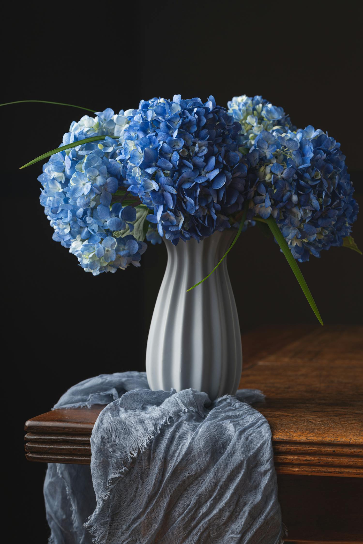 hortensias naturales azules en jarrón cerámico blanco