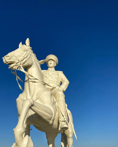 Kostenloses Stock Foto zu blauer himmel, monument, skulptur