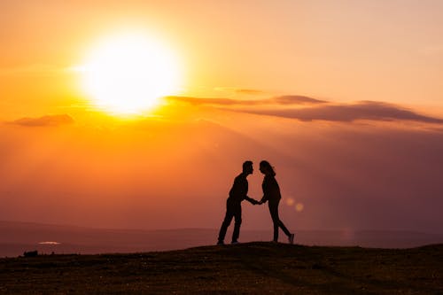 Free Silhouette of Couple Holding Hands during Sunset Stock Photo