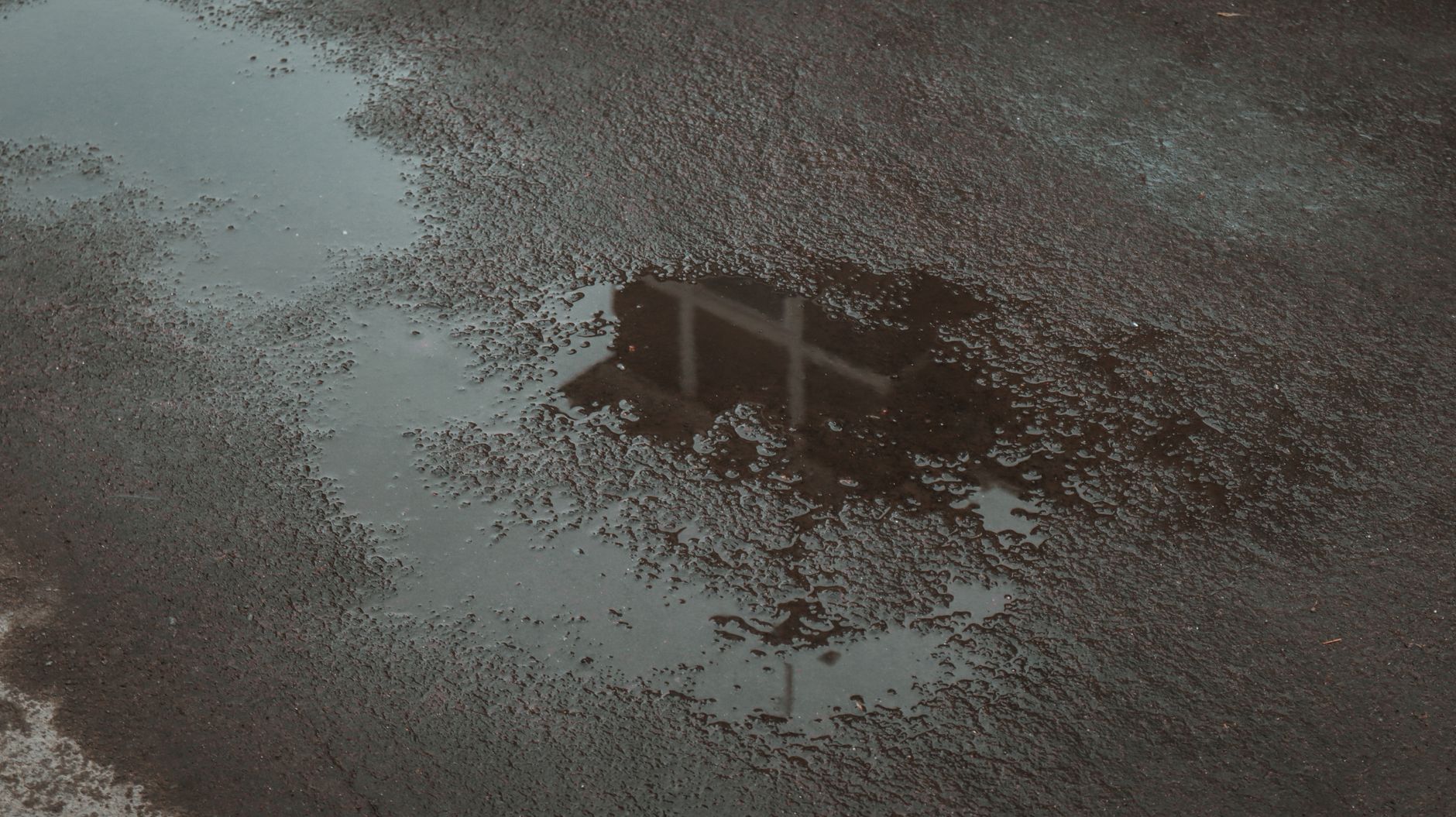 Regen auf warmem Asphalt