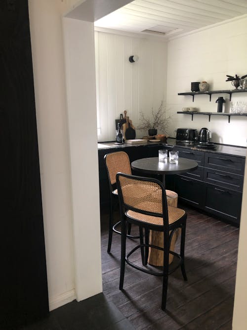 Foto profissional grátis de apartamento, armário, cadeiras