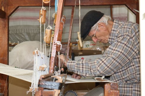 Kostnadsfri bild av äldre, arbetssätt, garn