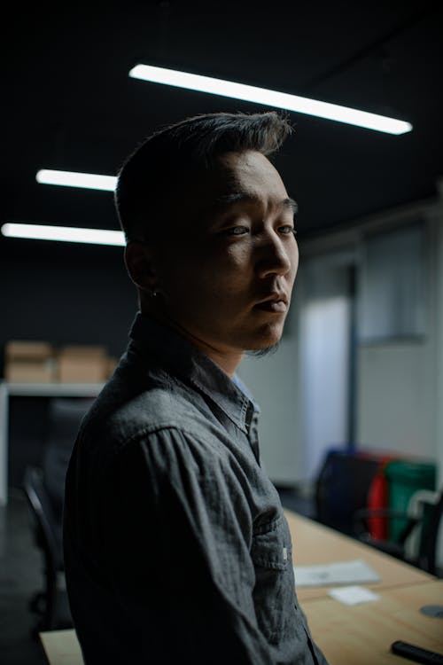 Ingyenes stockfotó álló kép, ázsiai férfi, beltéri témában