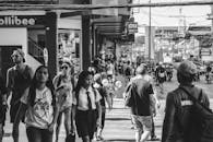 杜马盖特繁忙的黑白街景，以其多元化的行人和城市生活为特色