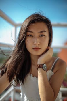 户外特写：一位戴着手表的时尚年轻女子