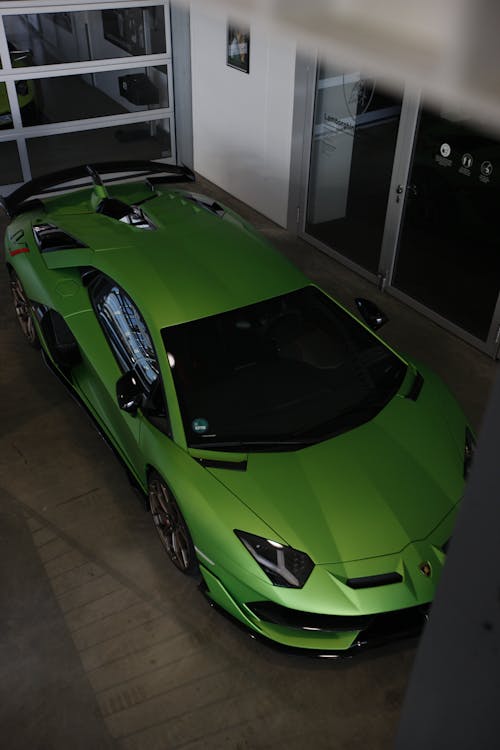 Fotobanka s bezplatnými fotkami na tému kolesá, Lamborghini, predvádzacia miestnosť