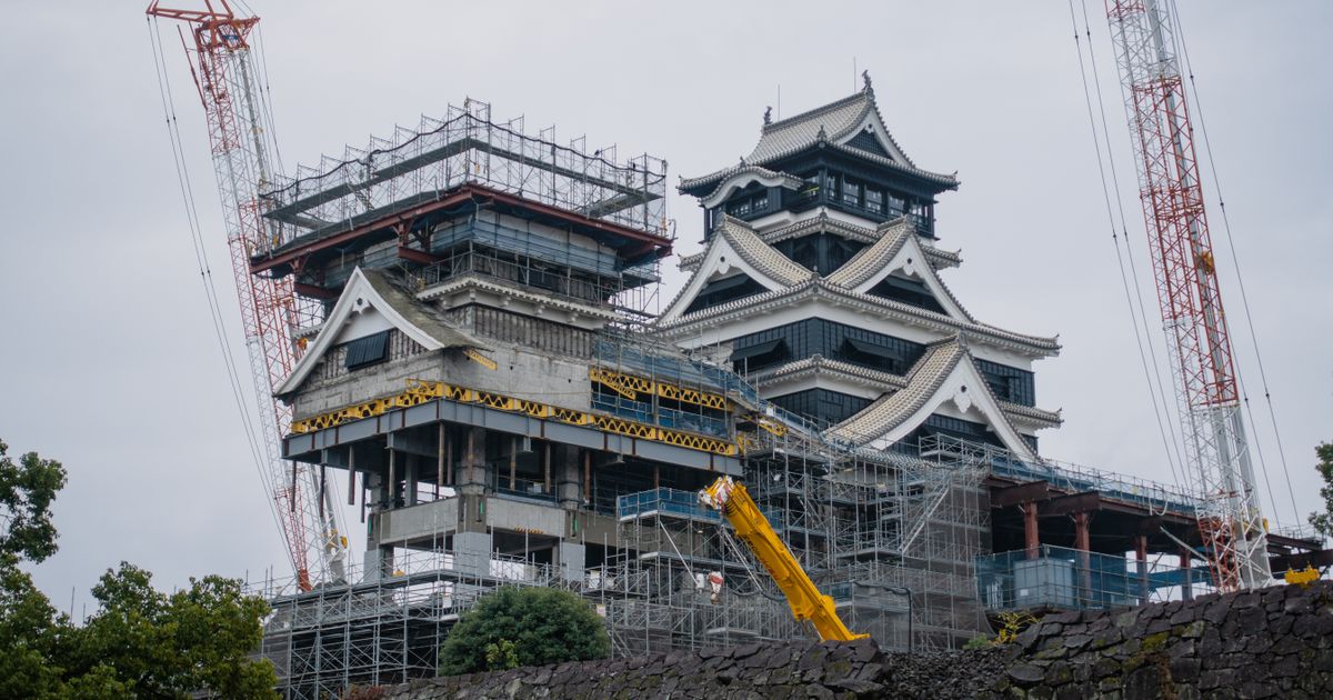 クレーンと足場に囲まれた修復中の天守