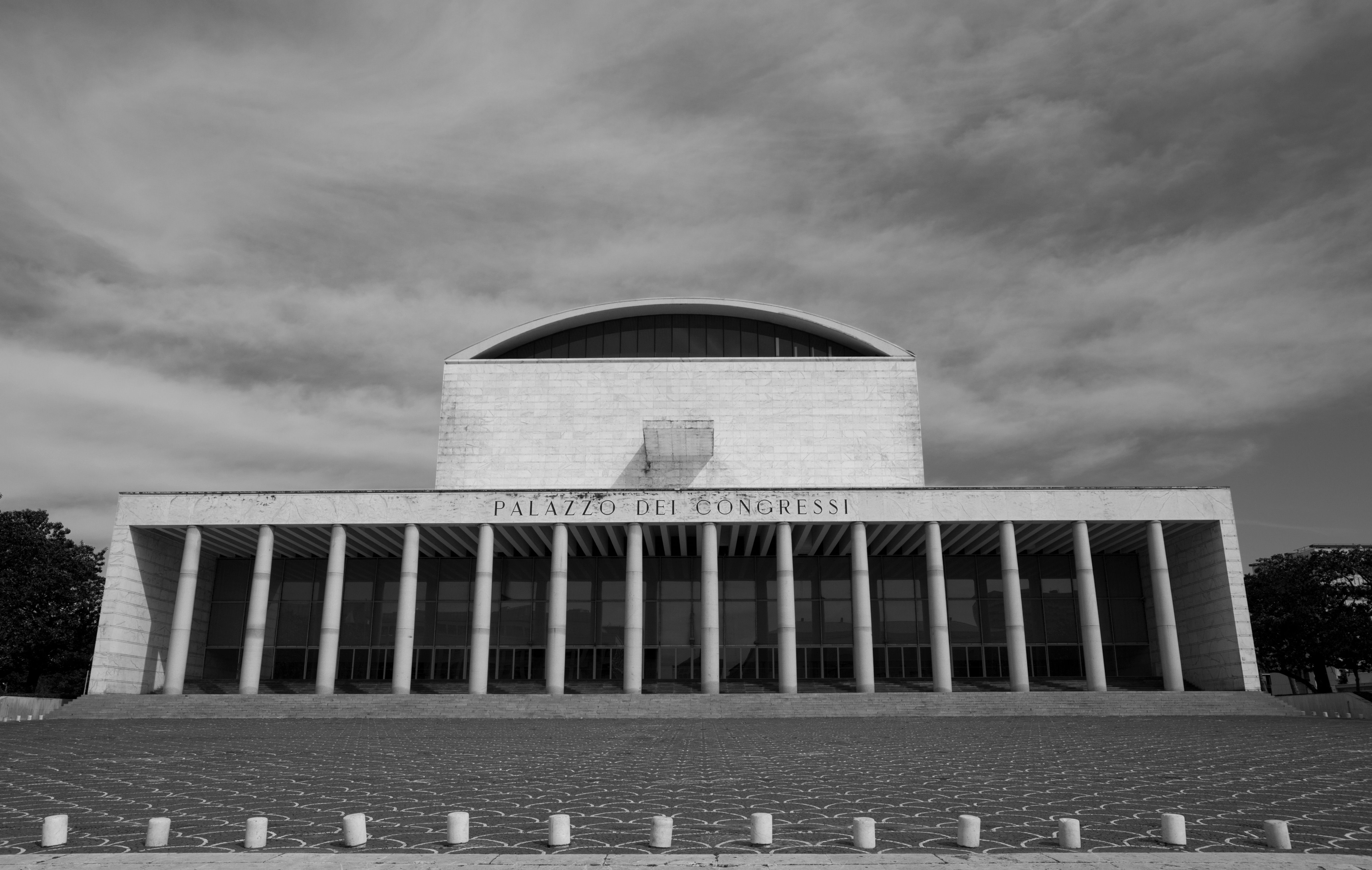 Elegant black and white photo of Palazzo dei Congressi in Rome, showcasing modern architecture.