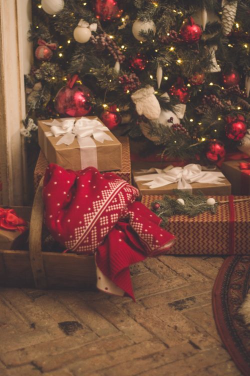 Free Warm and festive Christmas scene with decorated tree and wrapped presents in cozy indoor setting. Stock Photo