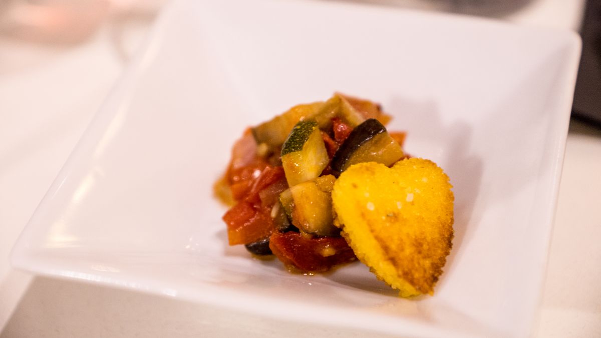 Presentación cuidada de un plato con verduras