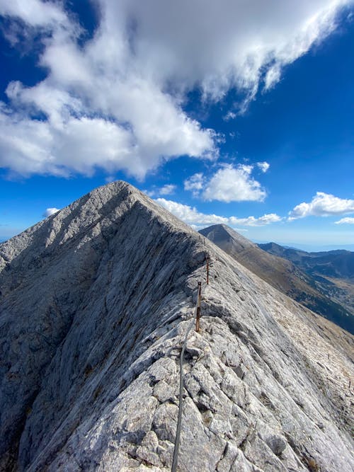 Fotobanka s bezplatnými fotkami na tému biele-oblaky, hora, horský vrchol