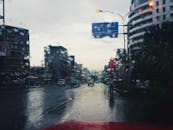 雨天的亚的斯亚贝巴街头，镜头捕捉着雨点与城市生活