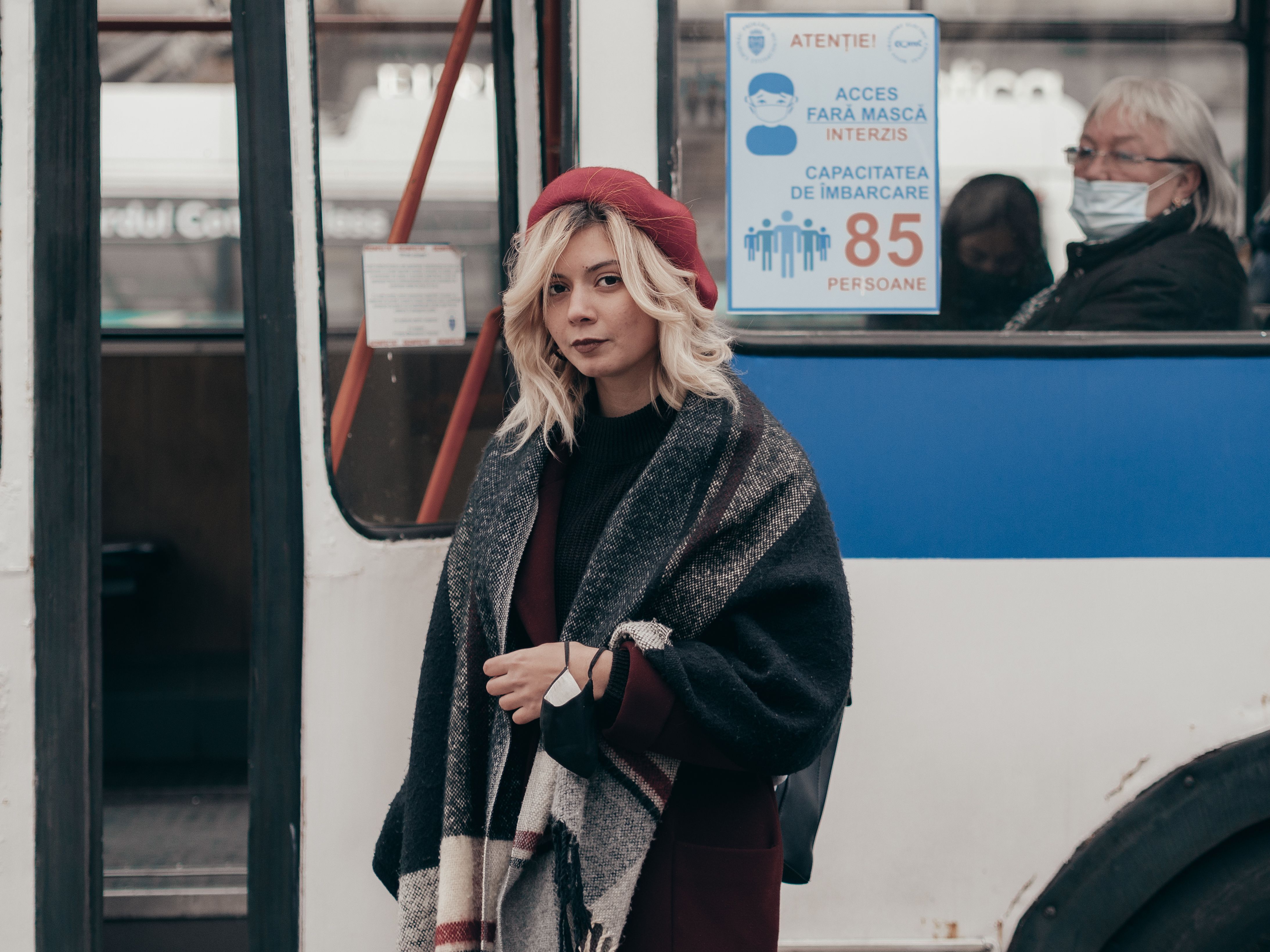 Persoană vorbind în public cu încredere