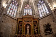 一座历史悠久的教堂里，美丽的哥特式祭坛周围环绕着华丽的彩色玻璃窗