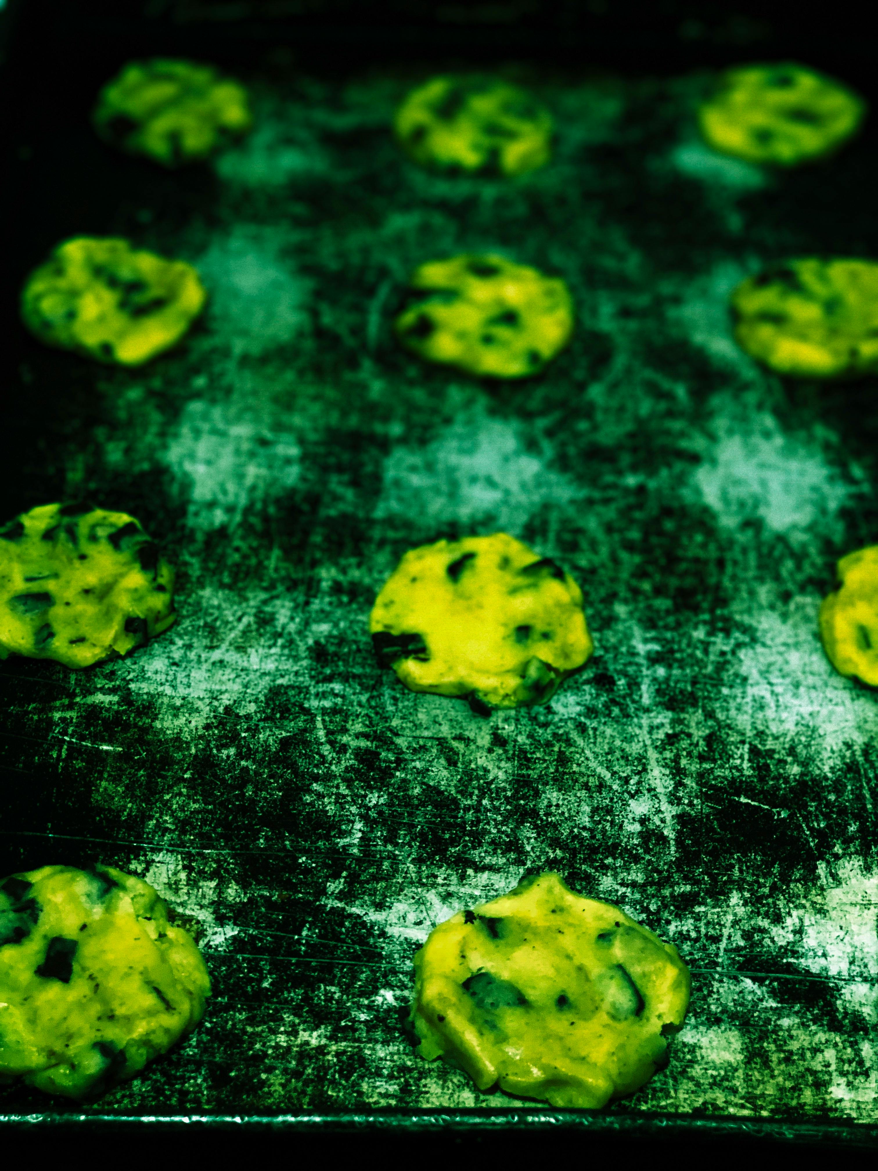 Deux mains tenant un globe céleste avec des constellations, symbolisant l'astrologie et la connexion.