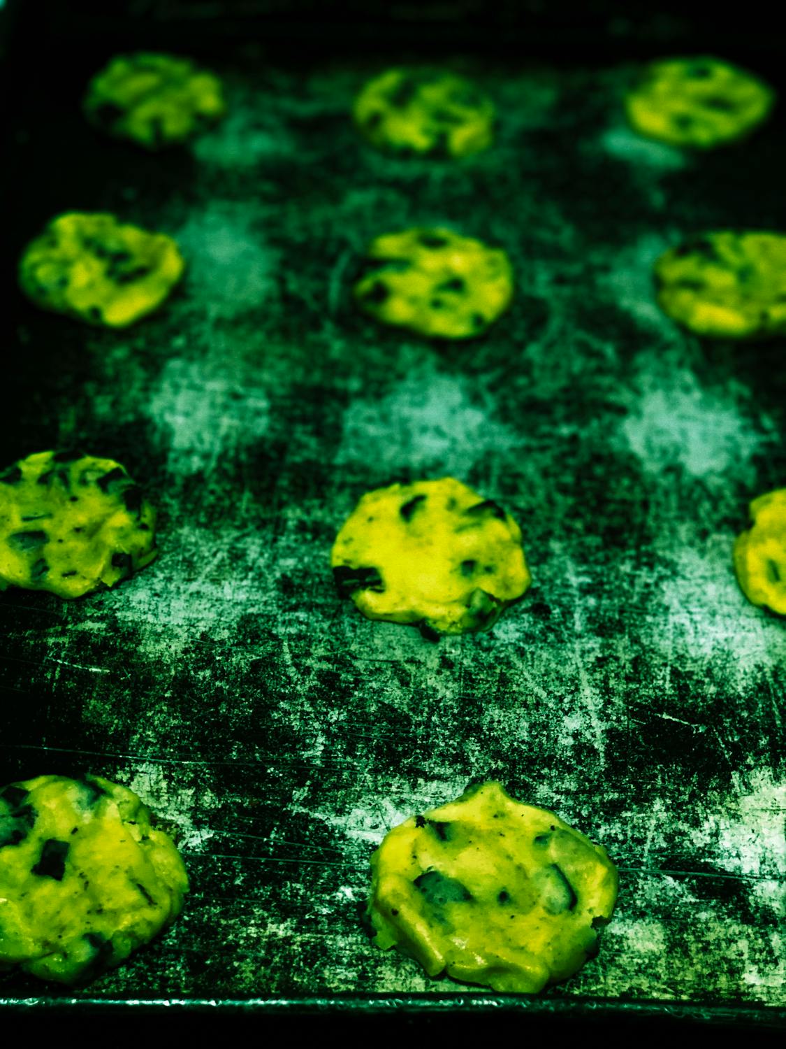 Deux mains tenant un globe céleste avec des constellations, symbolisant l'astrologie et la connexion.