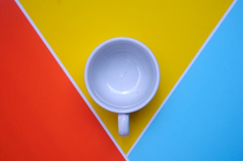 бесплатная Белая керамическая чашка Стоковое фото