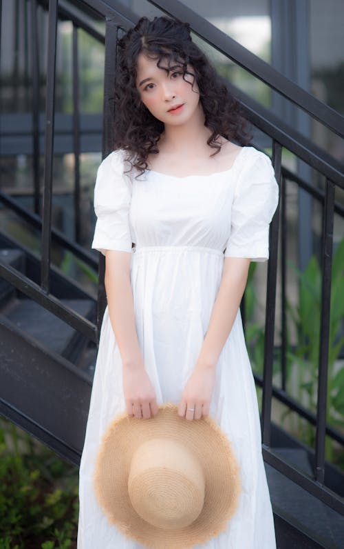 Asyalı kadın, Beyaz elbise, bukleli saç içeren Ücretsiz stok fotoğraf