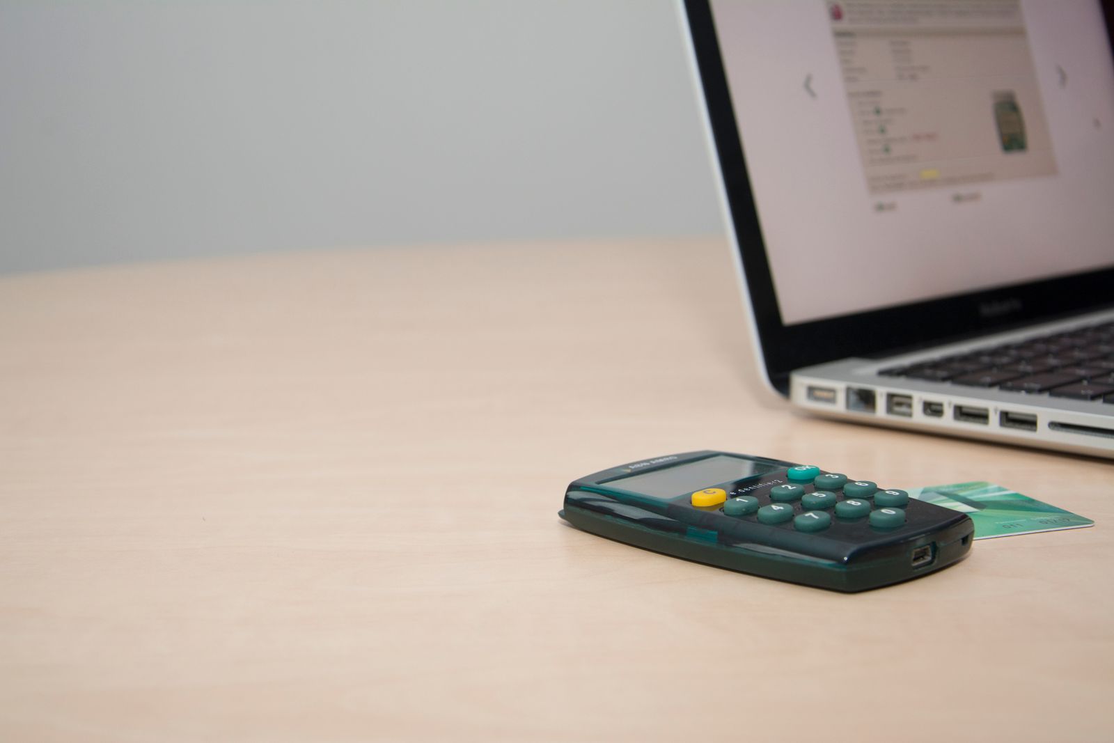 Ordenador, tarjeta bancaria y calculadora para comparar financiación online